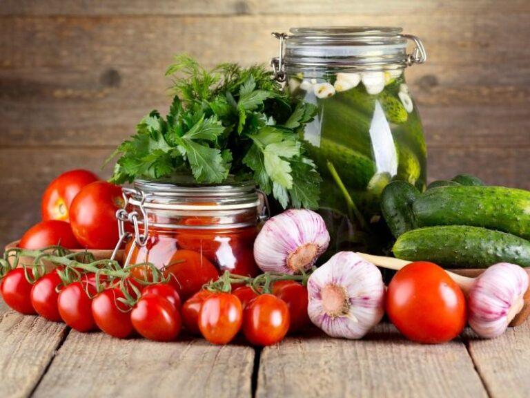 Легкие рецепты маринованных огурцов и помидоров «Ассорти» с овощами