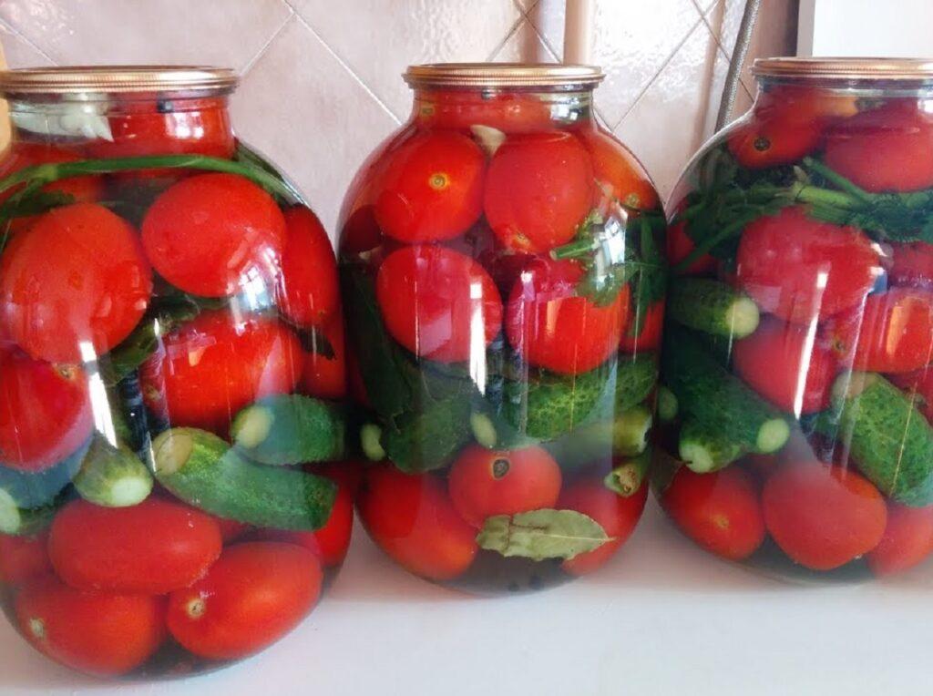 Легкие рецепты маринованных огурцов и помидоров «Ассорти» с овощами