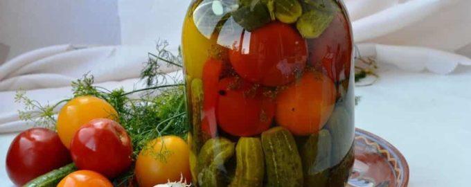 Marinovannye ogurcy i pomidory Assorti s ovoshchami prostye recepty na zimu